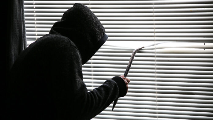 深夜の事務所に武装した4人が押し入った——デリヘルが強盗ターゲットになる「構造的な理由」
