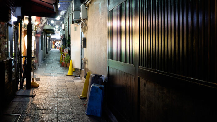 青森駅500mの「青線」跡地で風営法違反——戦後の闇市から続く第三新興街の歴史と今